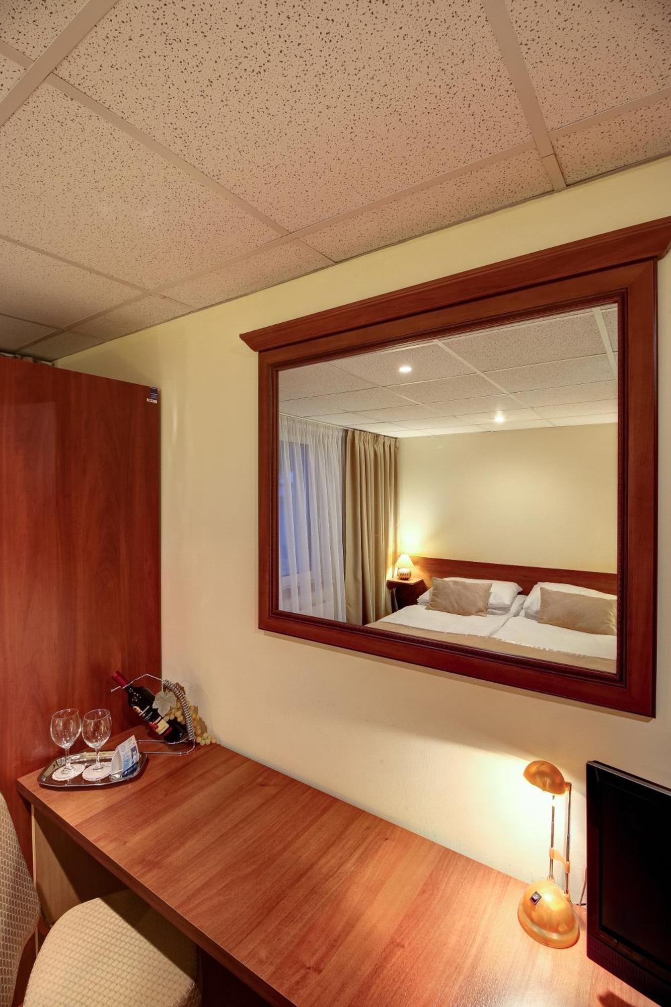 Hotel Dixon So Vstupom Do Bazena A Virivky Zdarma - Free Entrance To Pool And Jacuzzi Included Банска бистрица Екстериор снимка