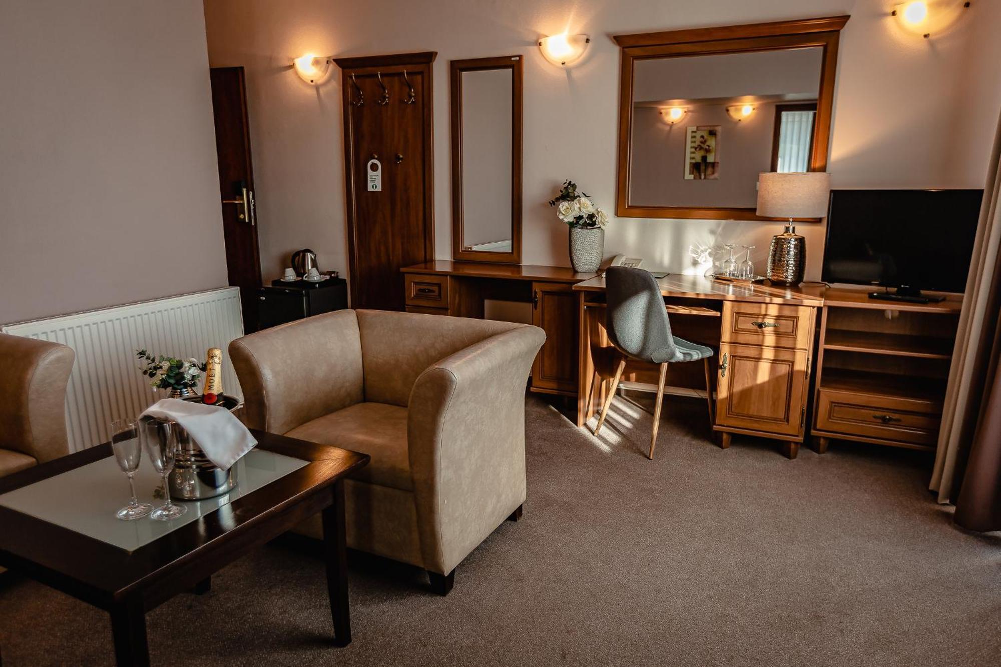 Hotel Dixon So Vstupom Do Bazena A Virivky Zdarma - Free Entrance To Pool And Jacuzzi Included Банска бистрица Екстериор снимка