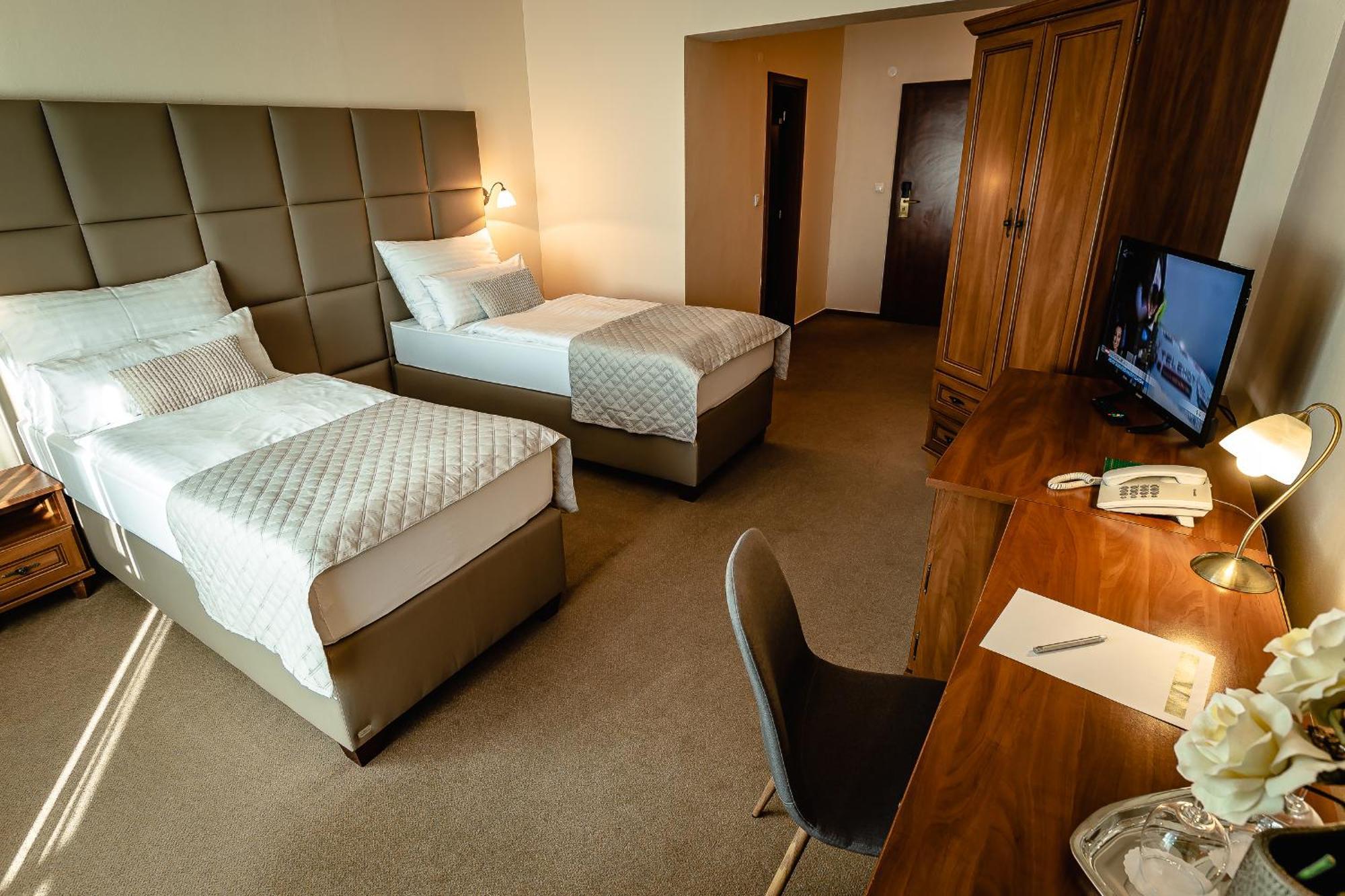 Hotel Dixon So Vstupom Do Bazena A Virivky Zdarma - Free Entrance To Pool And Jacuzzi Included Банска бистрица Екстериор снимка