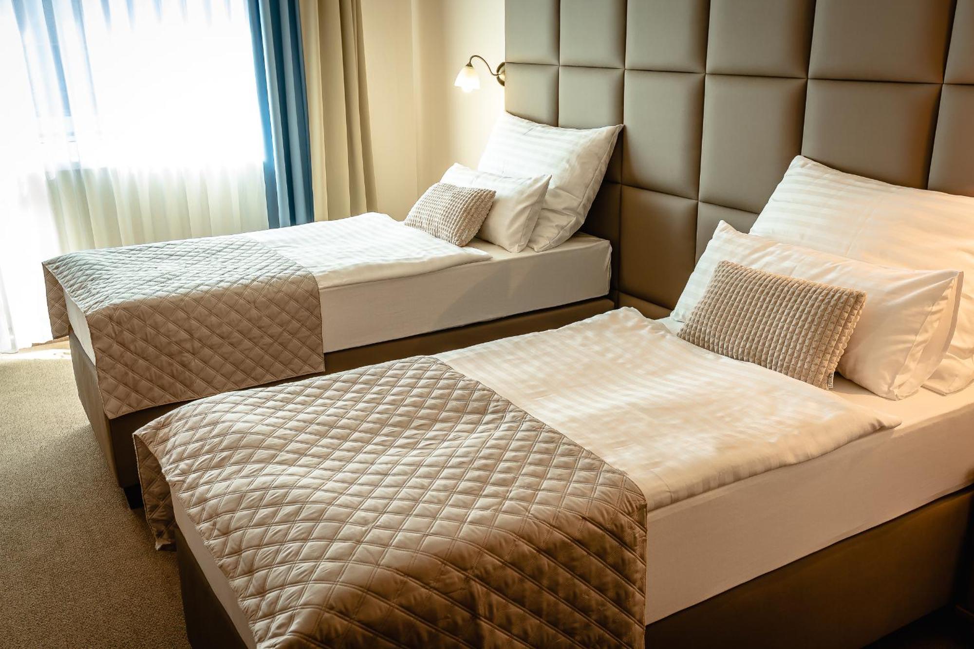 Hotel Dixon So Vstupom Do Bazena A Virivky Zdarma - Free Entrance To Pool And Jacuzzi Included Банска бистрица Екстериор снимка