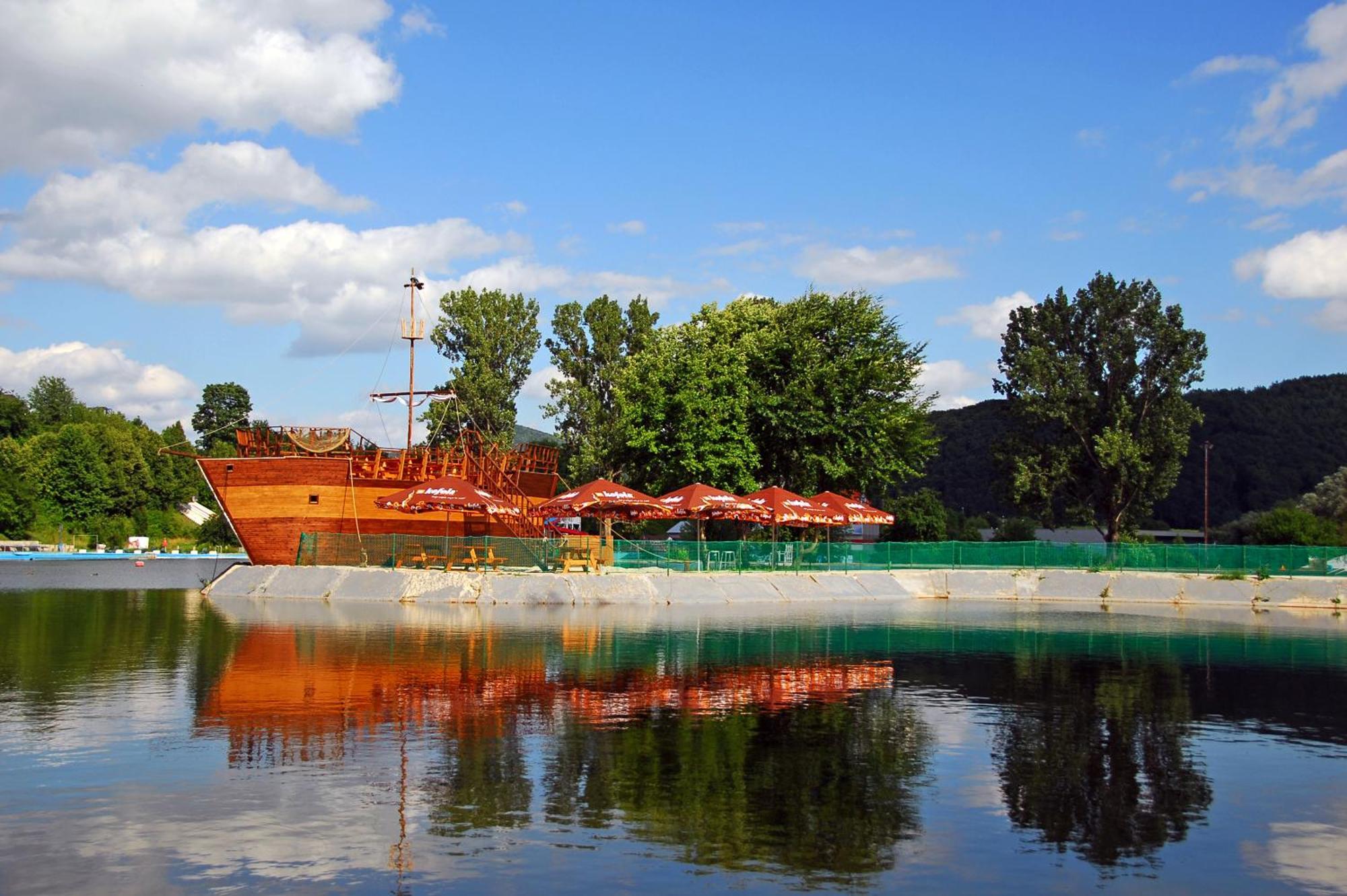 Hotel Dixon So Vstupom Do Bazena A Virivky Zdarma - Free Entrance To Pool And Jacuzzi Included Банска бистрица Екстериор снимка