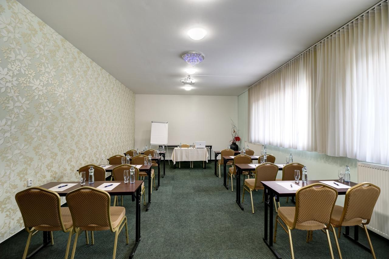 Hotel Dixon So Vstupom Do Bazena A Virivky Zdarma - Free Entrance To Pool And Jacuzzi Included Банска бистрица Екстериор снимка