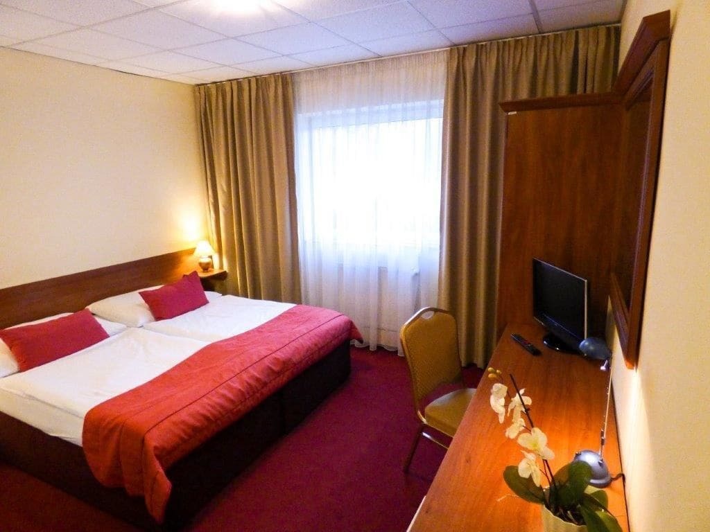 Hotel Dixon So Vstupom Do Bazena A Virivky Zdarma - Free Entrance To Pool And Jacuzzi Included Банска бистрица Екстериор снимка
