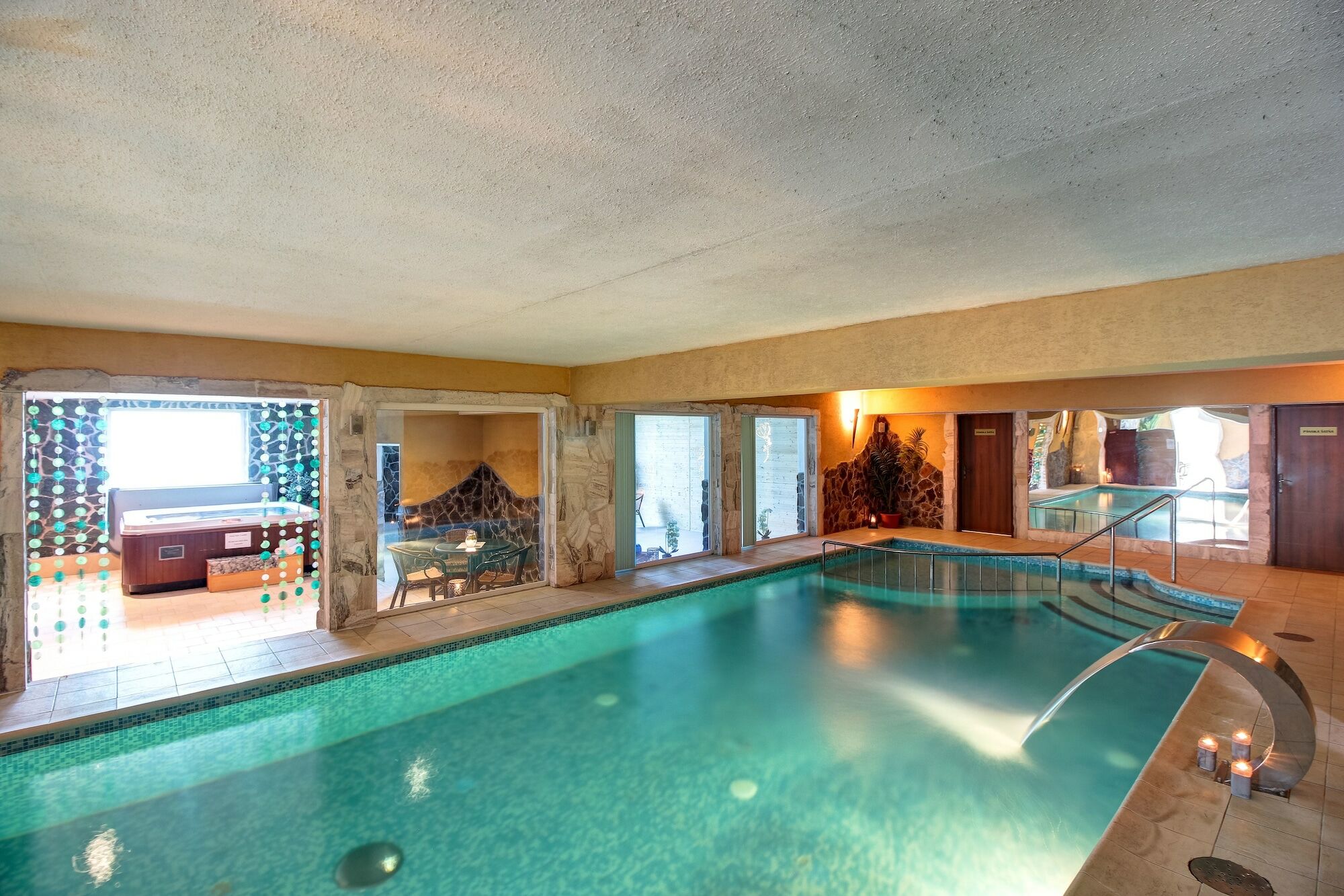 Hotel Dixon So Vstupom Do Bazena A Virivky Zdarma - Free Entrance To Pool And Jacuzzi Included Банска бистрица Екстериор снимка