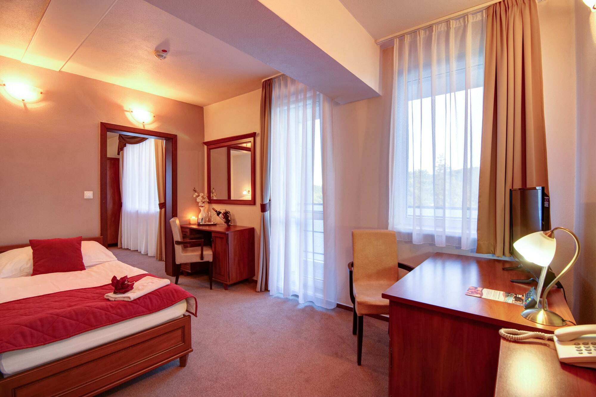 Hotel Dixon So Vstupom Do Bazena A Virivky Zdarma - Free Entrance To Pool And Jacuzzi Included Банска бистрица Екстериор снимка